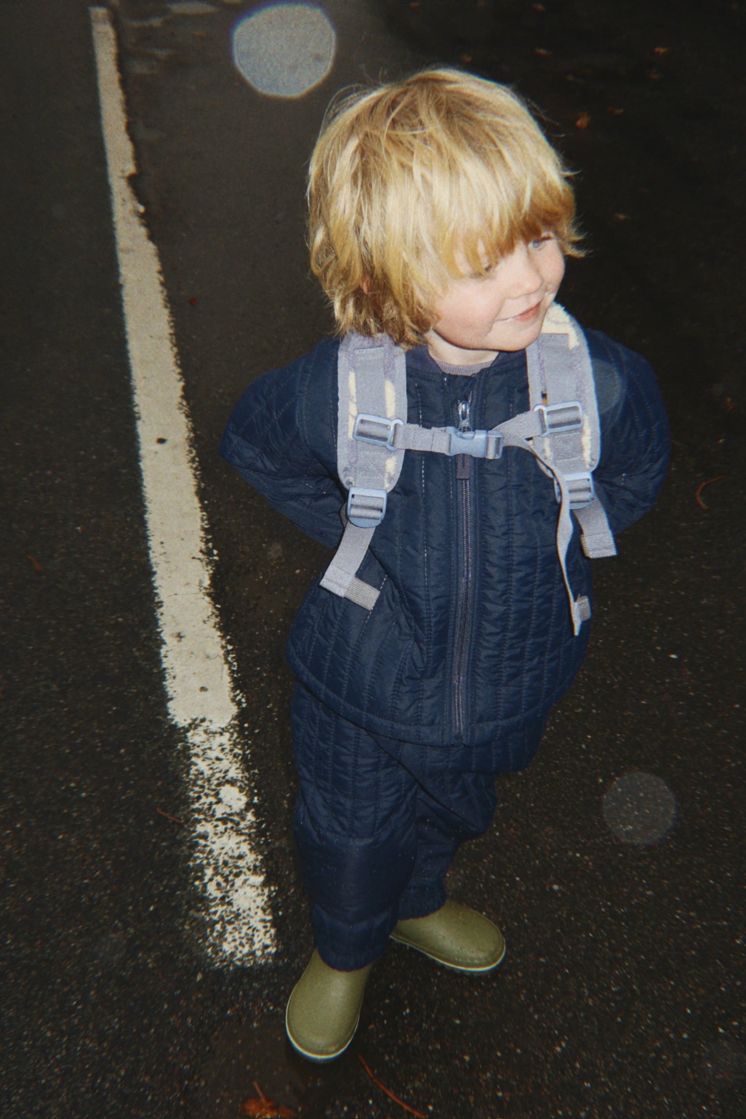Petite fille de dos avec son sac à dos Jody Teddy imprimé cygnes