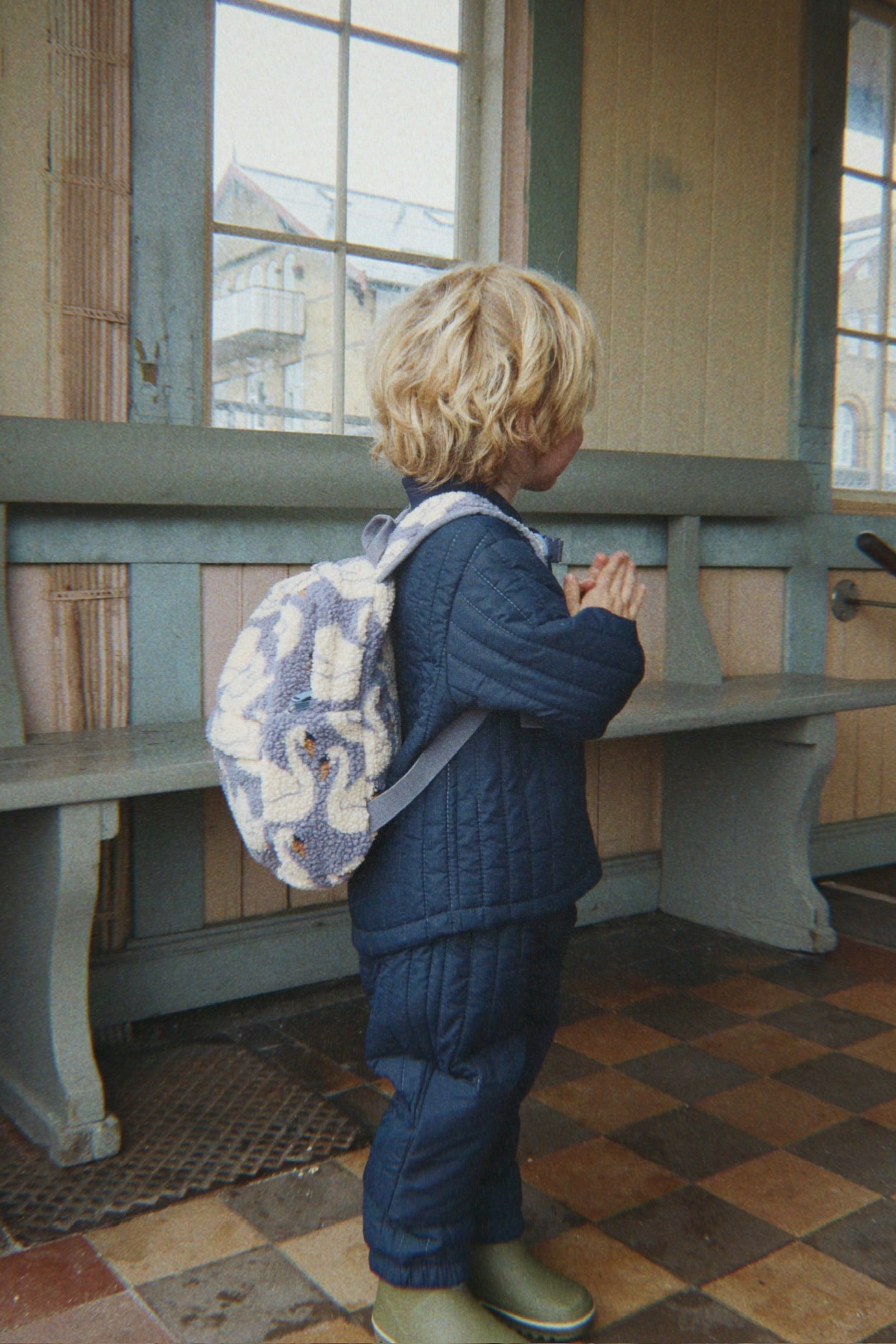 Ambiance rentrée avec le sac à dos Jody Teddy Swan posé au sol