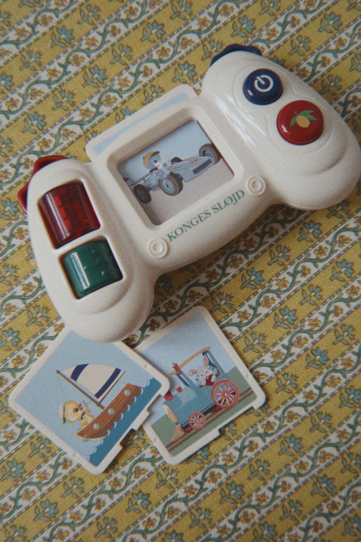 Enfant tenant la manette Game On et glissant une carte animal dans la fente