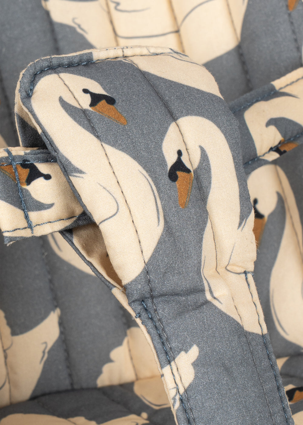 Détail du harnais de la poussette poupée Swan Konges Sløjd