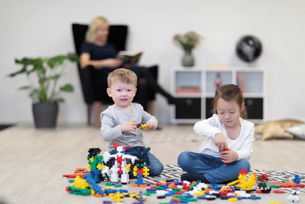 Enfant jouant avec les pièces Plus-Plus BIG Basic