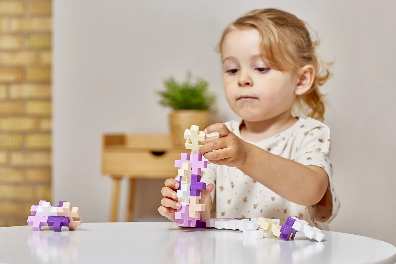 Enfant jouant avec les pièces Plus-Plus BIG Bloom