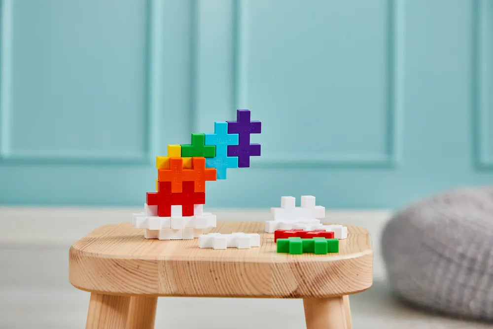 Enfant jouant avec les pièces Plus-Plus BIG Arc-en-ciel