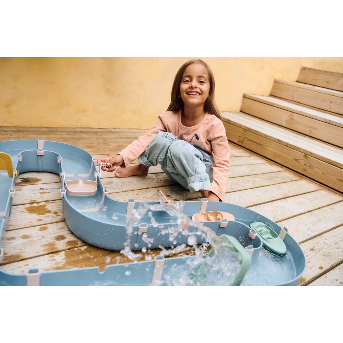 Enfants jouant avec le circuit d'eau Cassian Liewood en extérieur