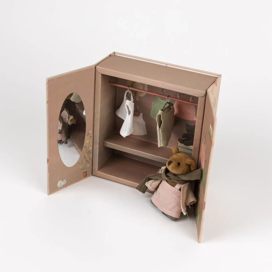 Armoire en bois avec ourson