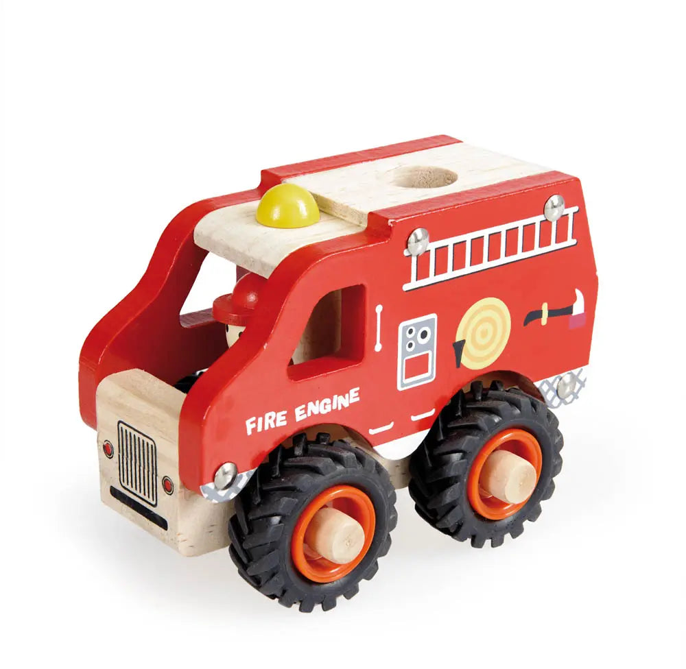 Camion de pompiers en bois dans une main d'enfant