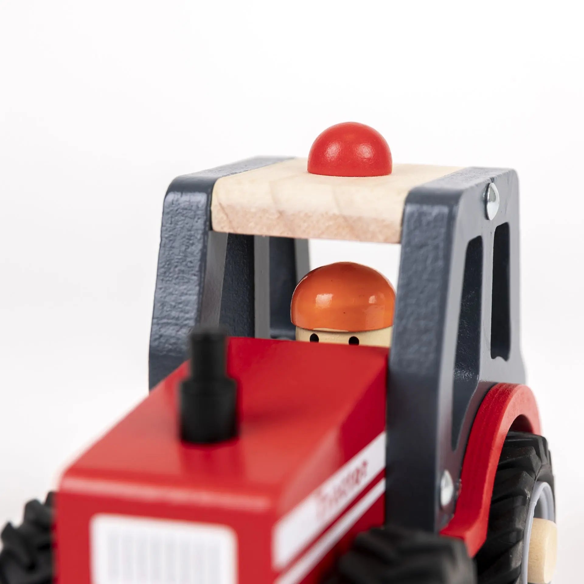 Tracteur en bois vu de trois quarts