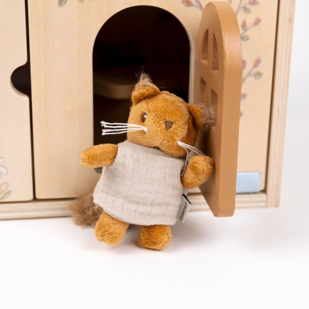 Écureuil en robe Mini Friends à la porte de la maison de poupées Egmont Toys