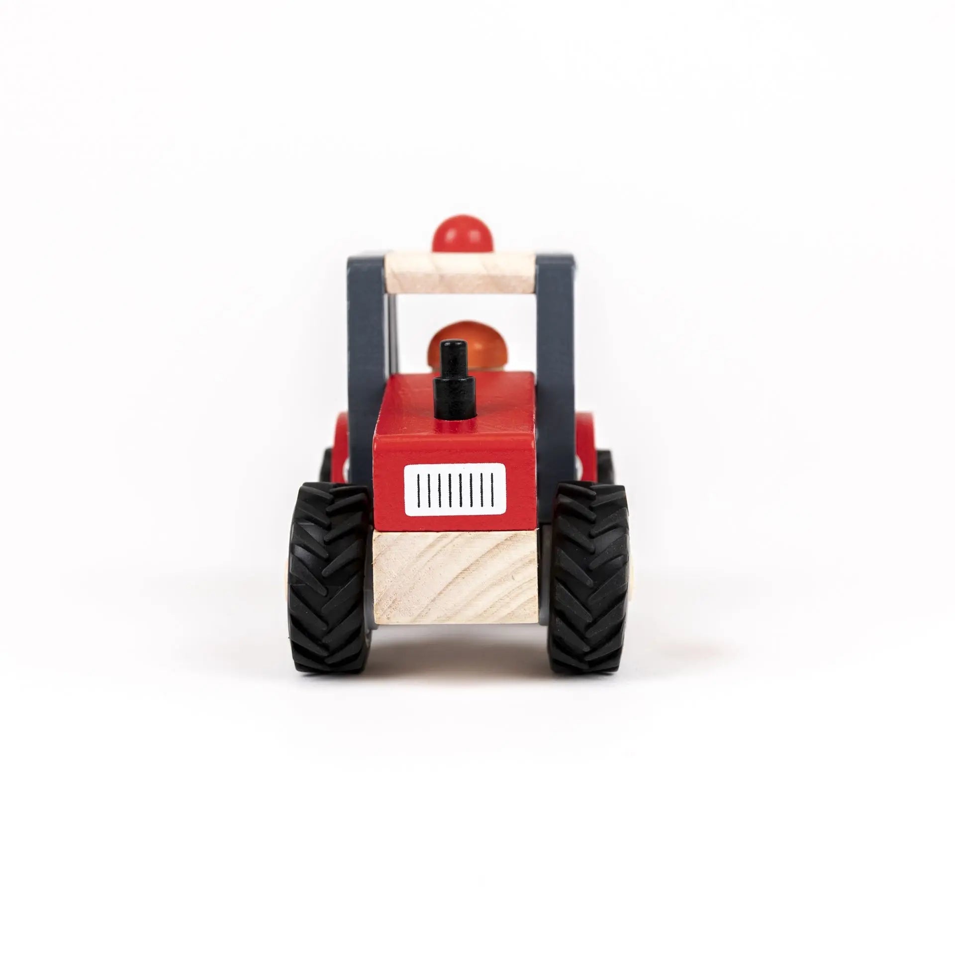 Enfant qui fait rouler le tracteur en bois