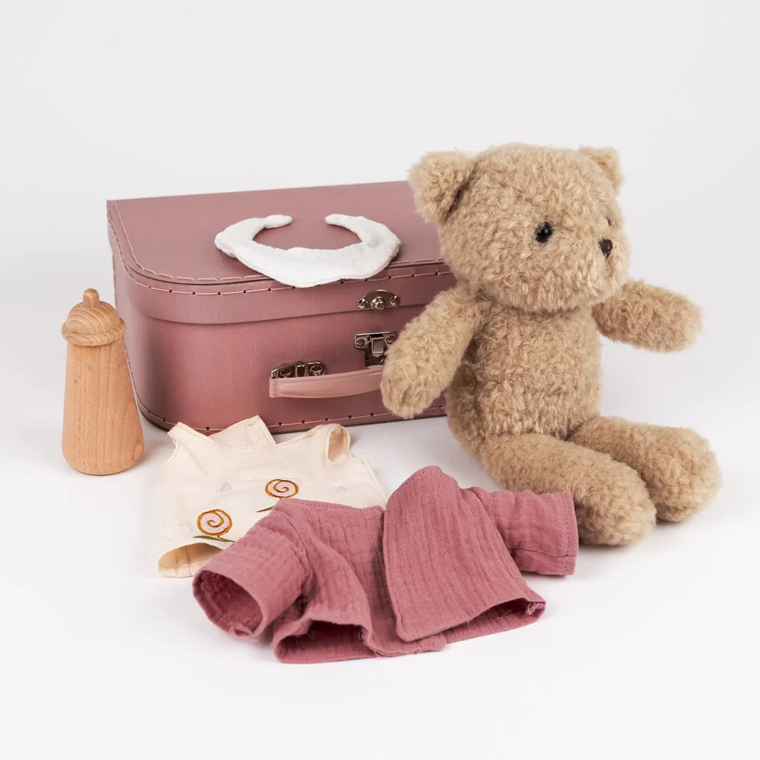 Morrissette l'ourse avec vêtements dans une valise