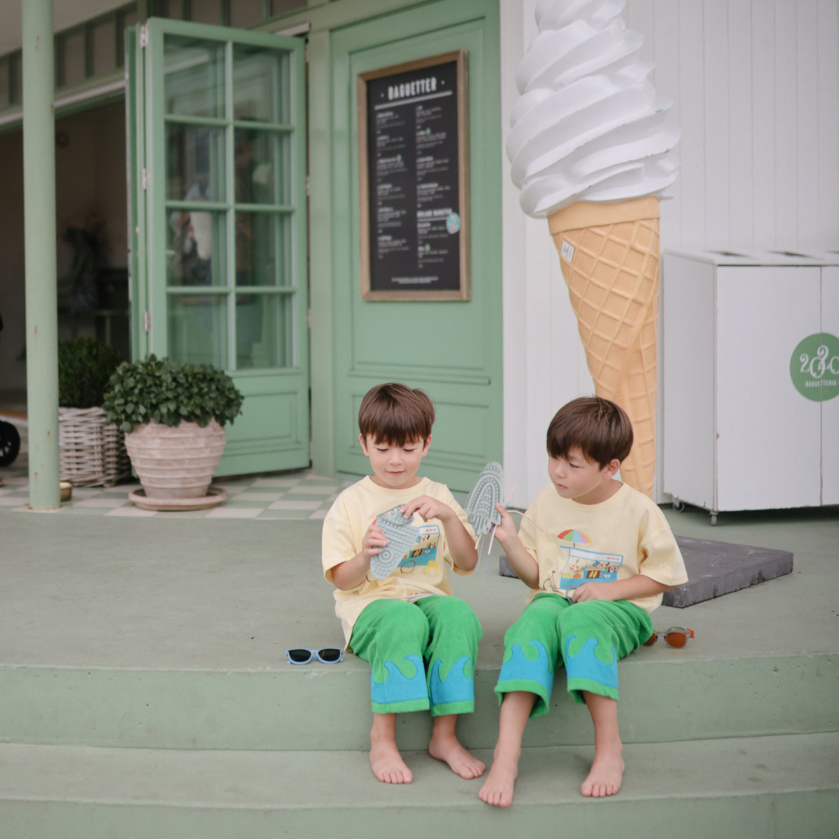 Deux enfants en balade avec leur jouet sensoriel Mushie