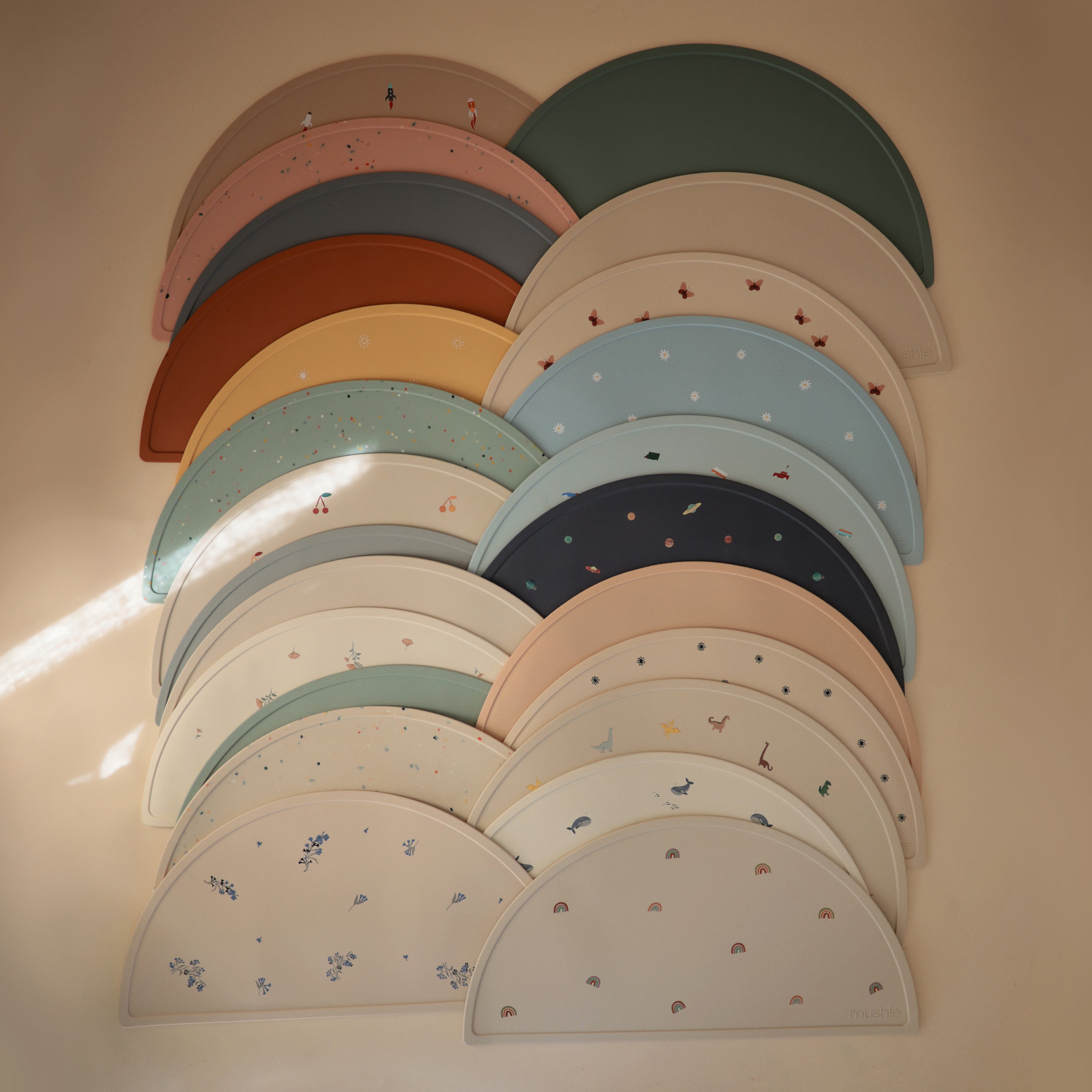 Collection de sets de table en silicone Mushie