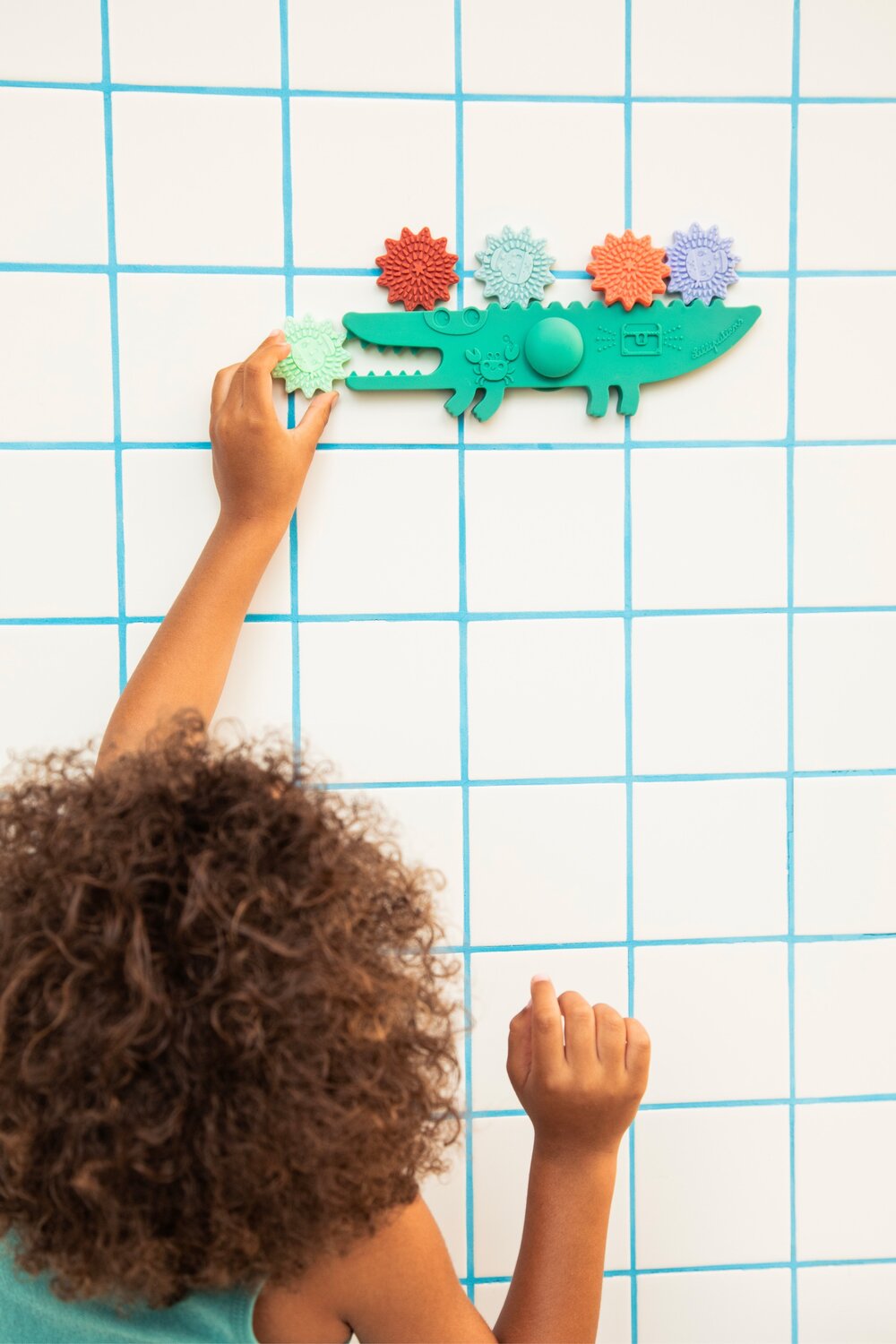 Enfant jouant avec le crocodile balancier Lilliputiens dans le bain