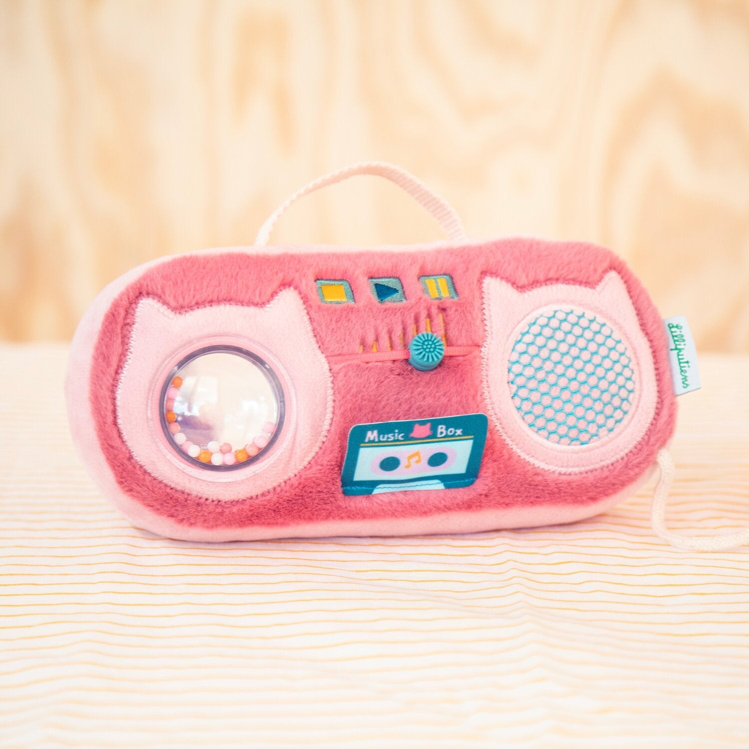 Bébé jouant avec la radio sonore Jeanne le chat Lilliputiens