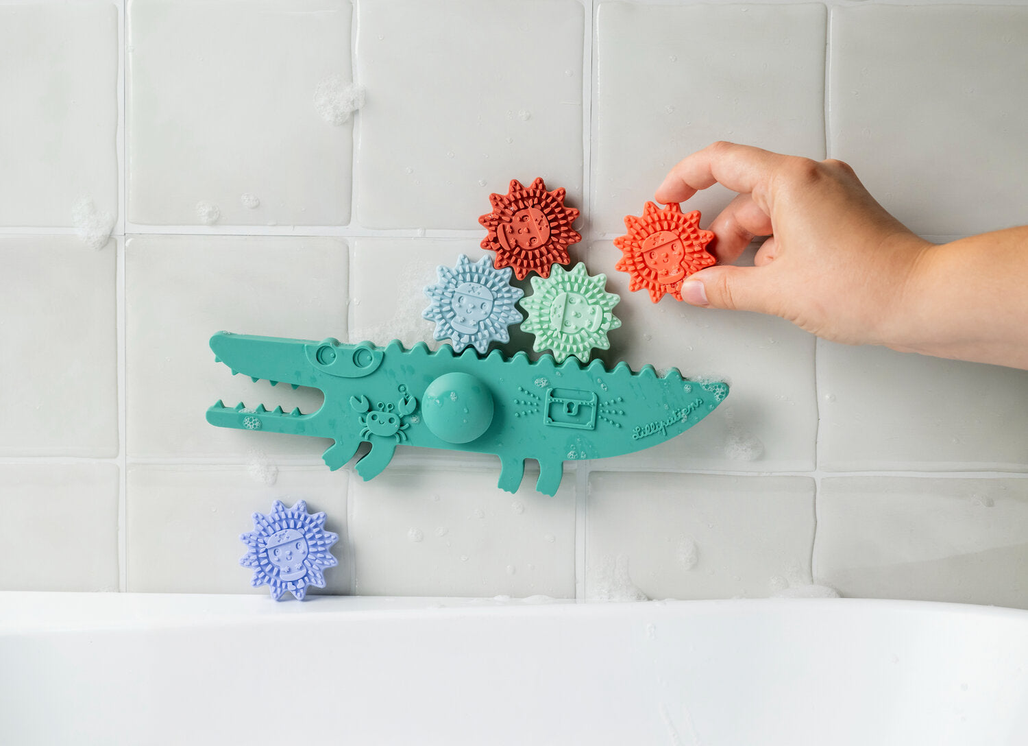 Moment de jeu dans le bain avec le crocodile balancier Lilliputiens