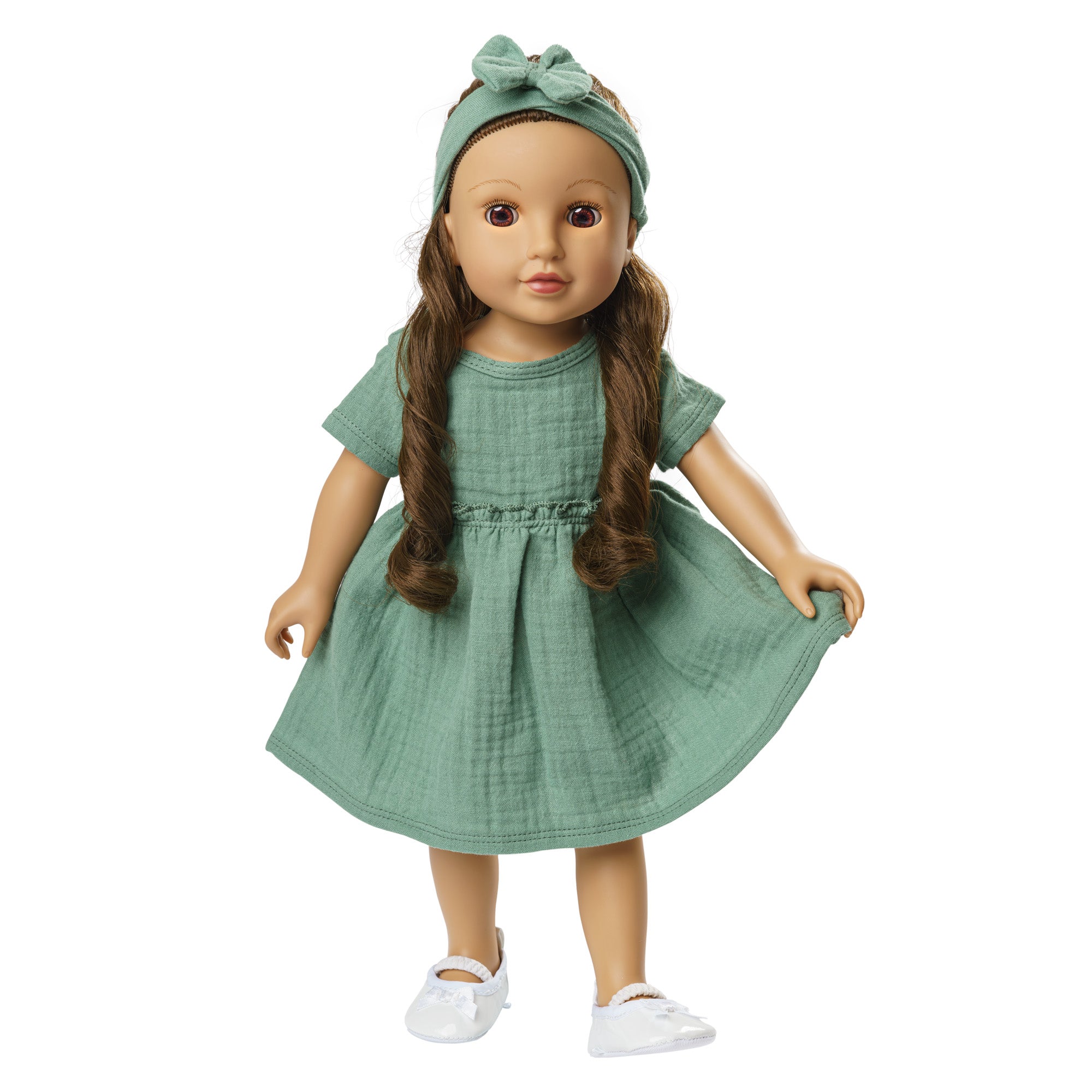 Poupée portant la robe vert sauge et son bandeau assorti