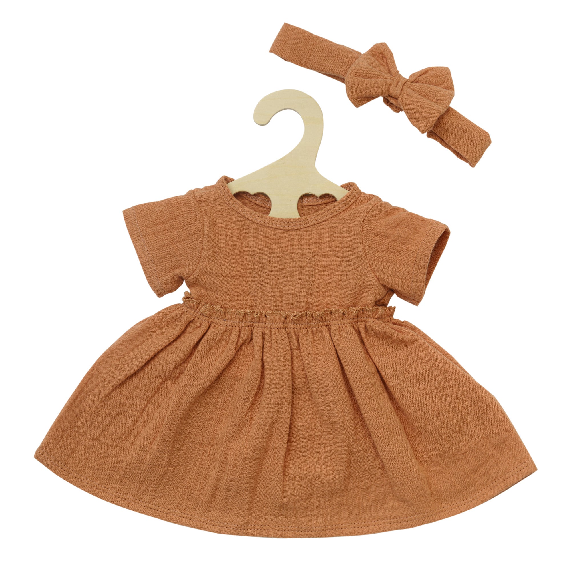 Robe en mousseline bio caramel avec bandeau Heless sur cintre