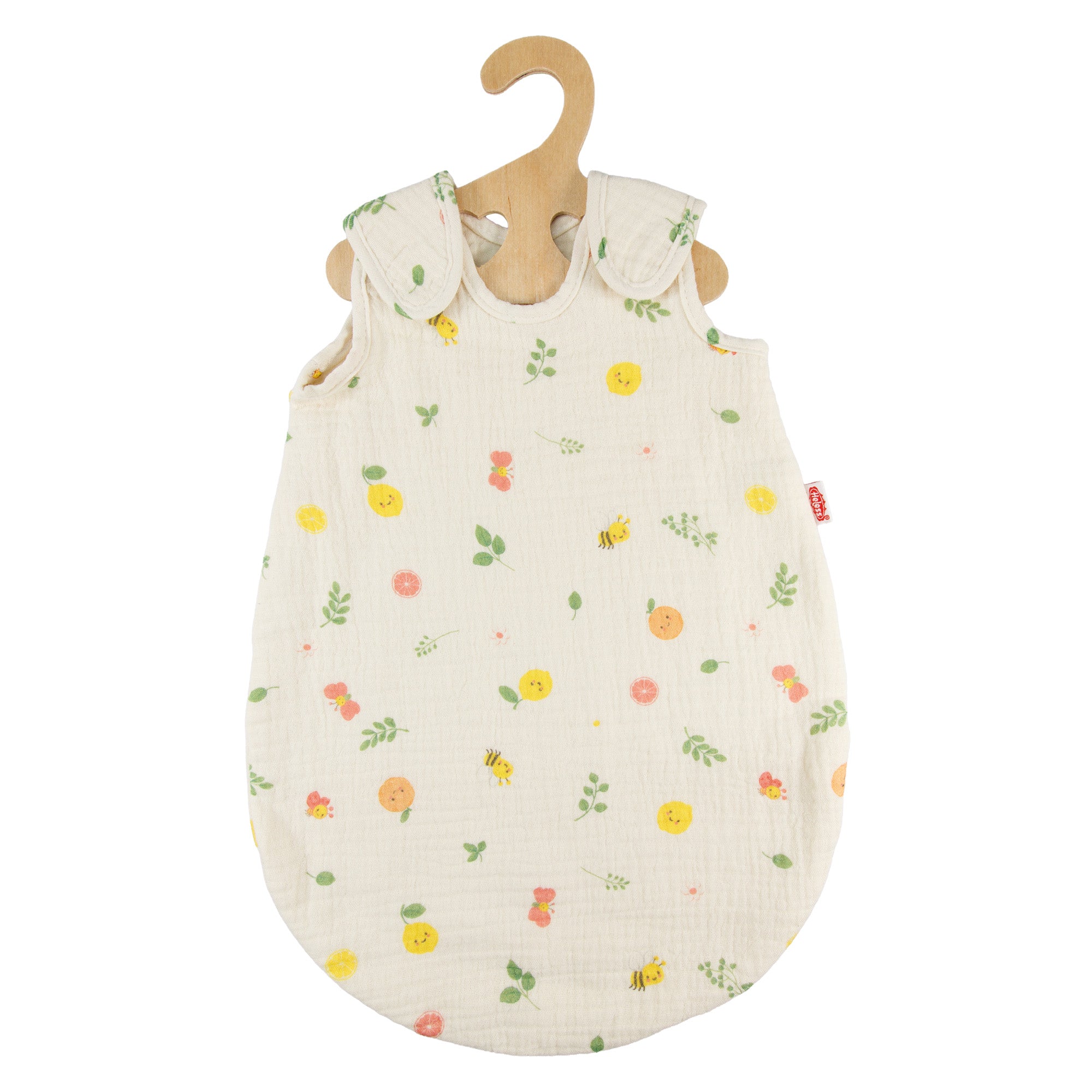 Sac de couchage poupon en mousseline bio sur cintre en bois