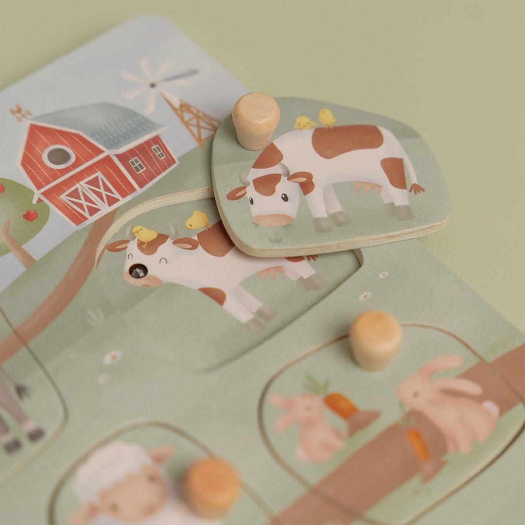 Enfant jouant avec le puzzle sonore Little Farm