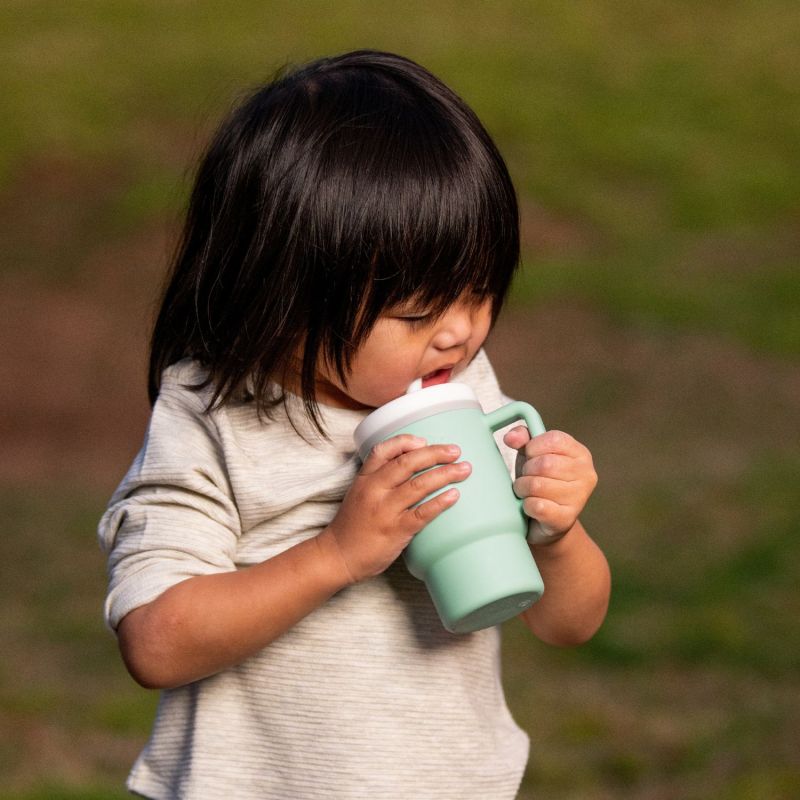 Tasse en silicone Cool Mint Infantino en situation