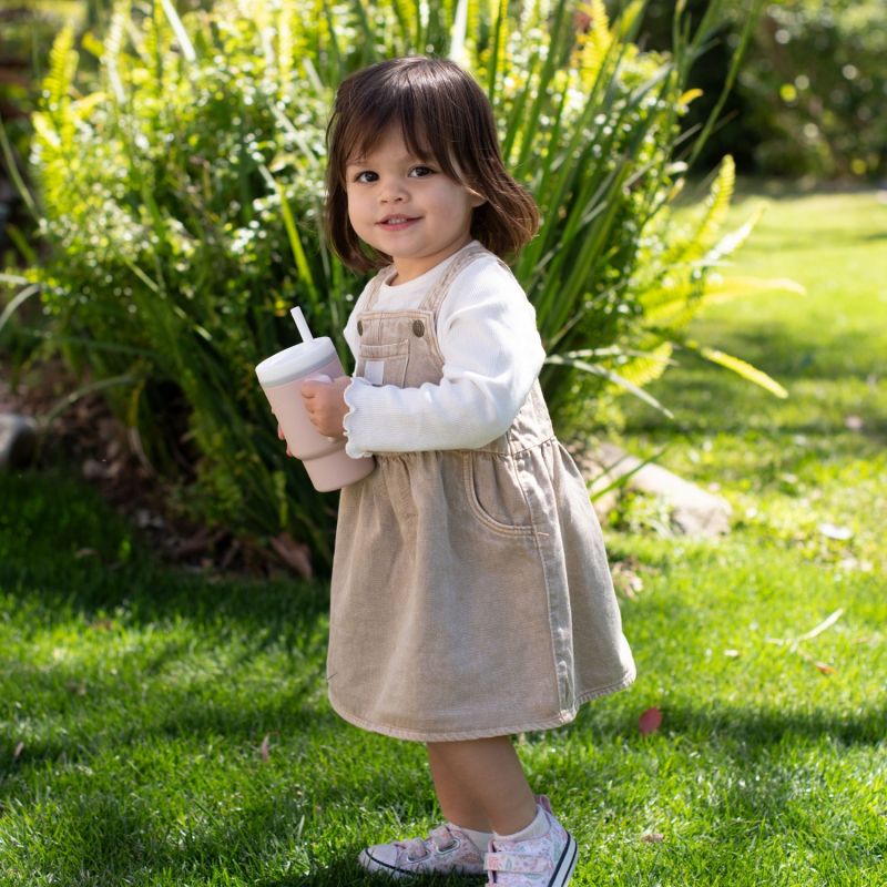 Bébé buvant avec la tasse Infantino Pirouette