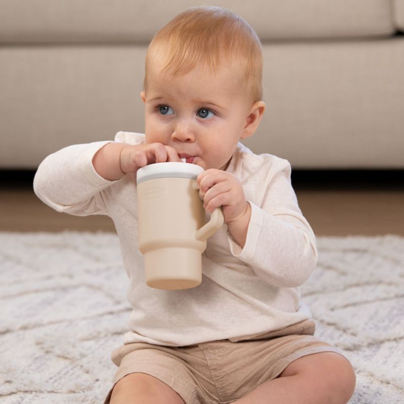 Tasse en silicone Sand Infantino en situation