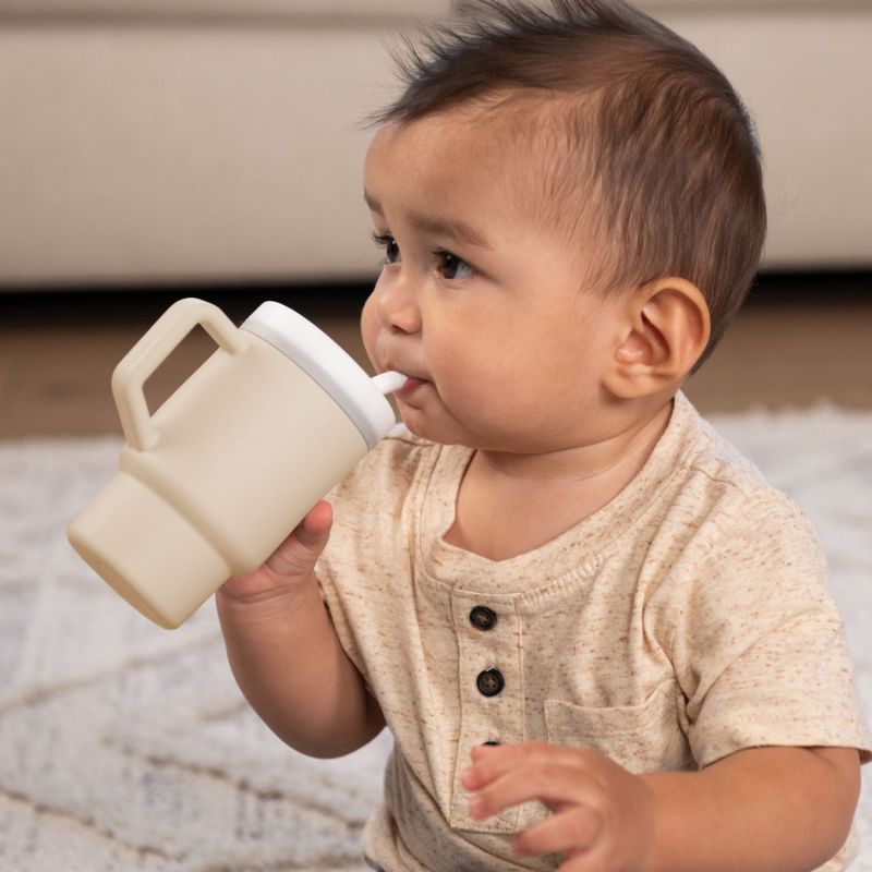 Bébé buvant avec la tasse Infantino Sand