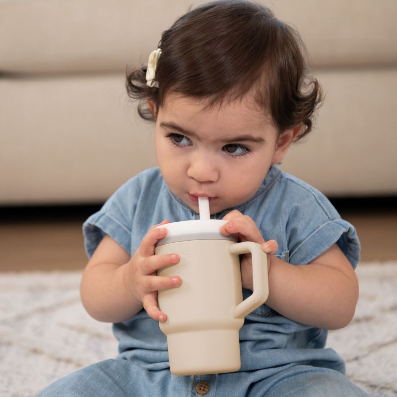 Détail de la paille souple de la tasse Infantino Sand