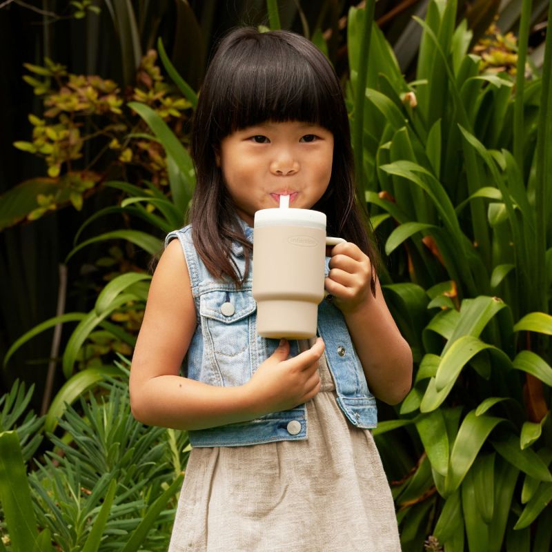 Ma première tasse en silicone Sand Infantino tenue par un enfant