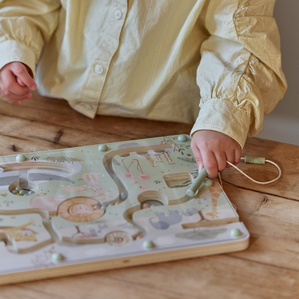 Enfant concentré sur le labyrinthe magnétique Little Dutch