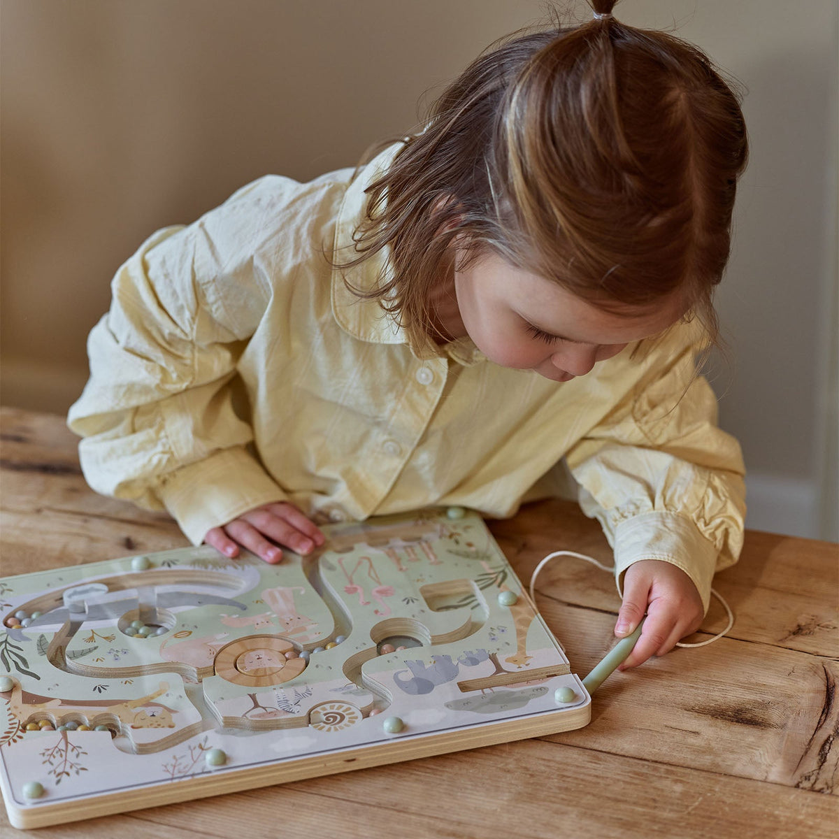 Jeu magnétique Safari Friends sur les genoux d'un enfant