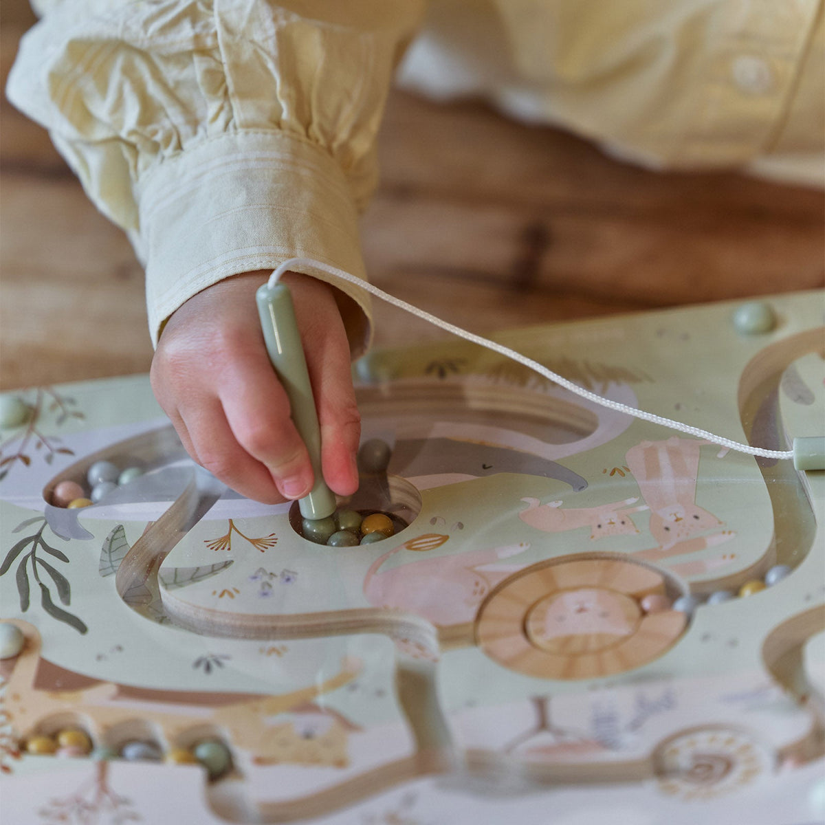 Stylet aimanté déplaçant une bille du labyrinthe Safari Friends