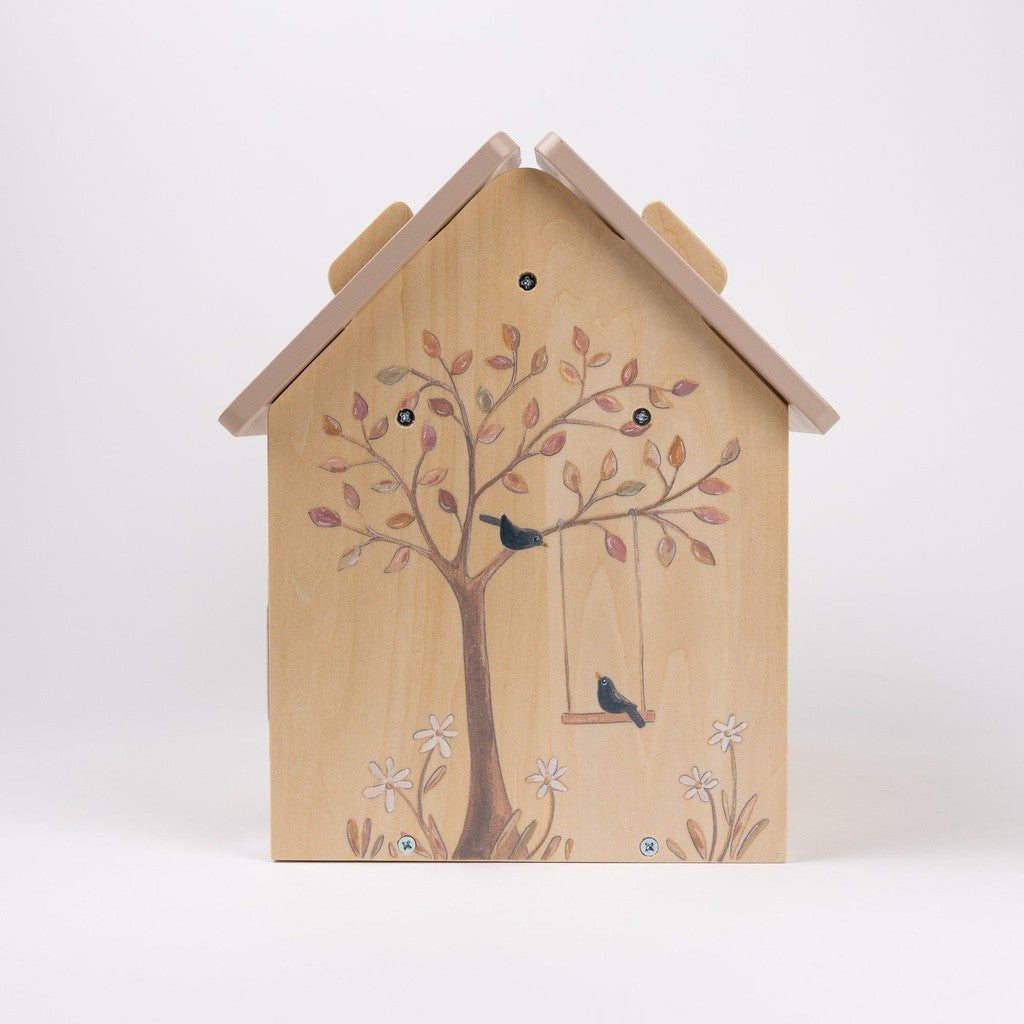 Arrière de la maison de poupées aux écureuils, illustré d'un arbre et d'une balançoire