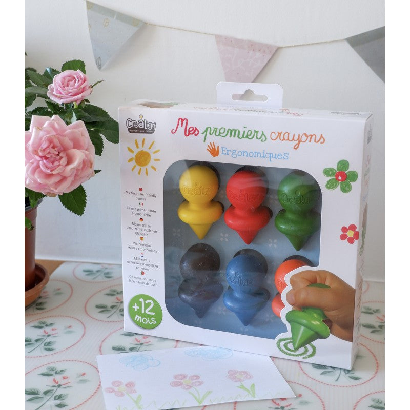 Tout-petit gribouillant avec les crayons de cire Créalign