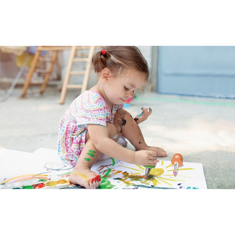 Enfant découvrant la peinture avec les premiers pinceaux Créalign
