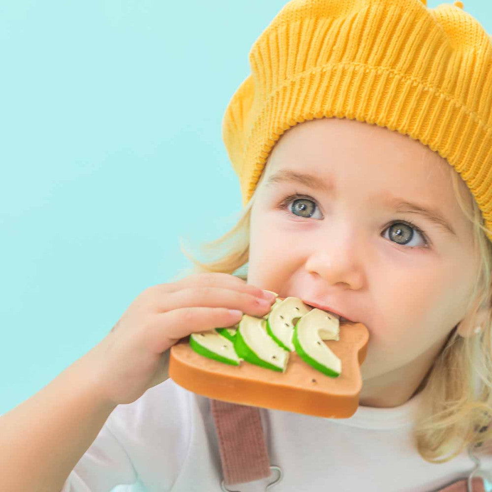 Anneau de dentition tartine à l'avocat Lolaletost vu de dos