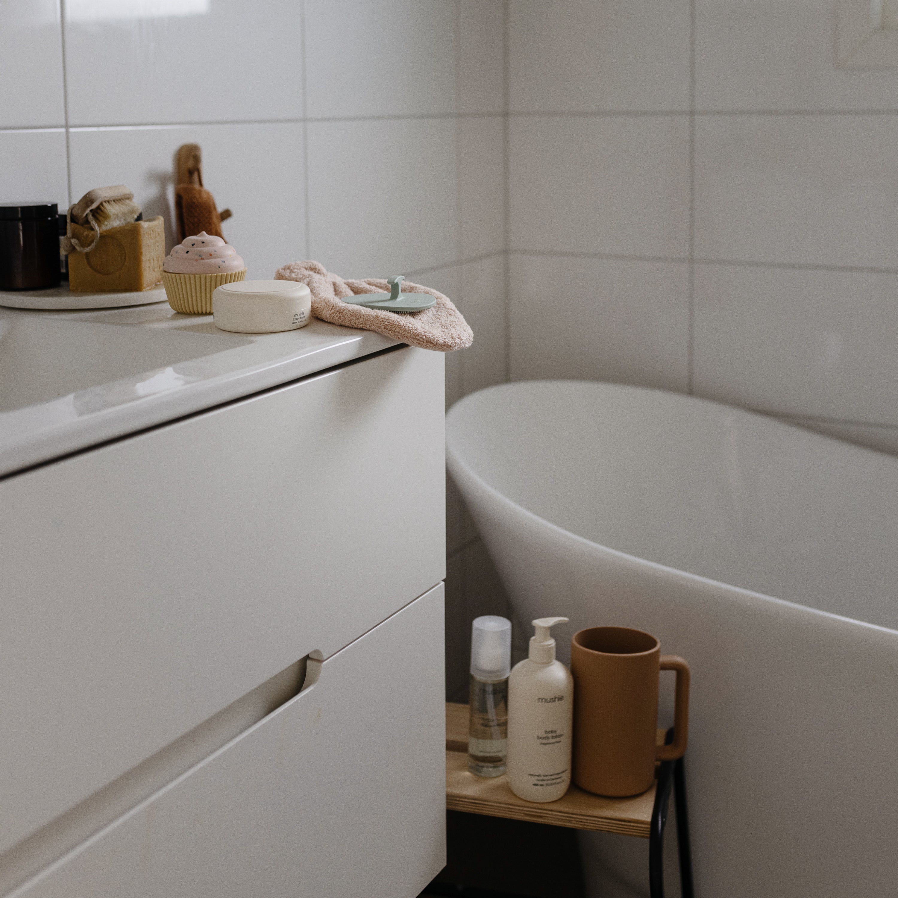 Gobelet de rinçage Mushie dans une salle de bain épurée