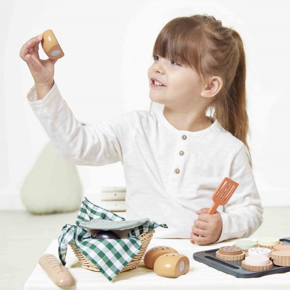 Enfant jouant avec le panier de boulangerie Janod