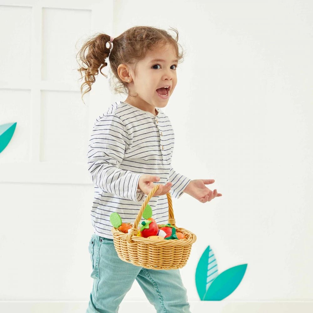 Enfant jouant avec le panier de fruits et légumes Janod