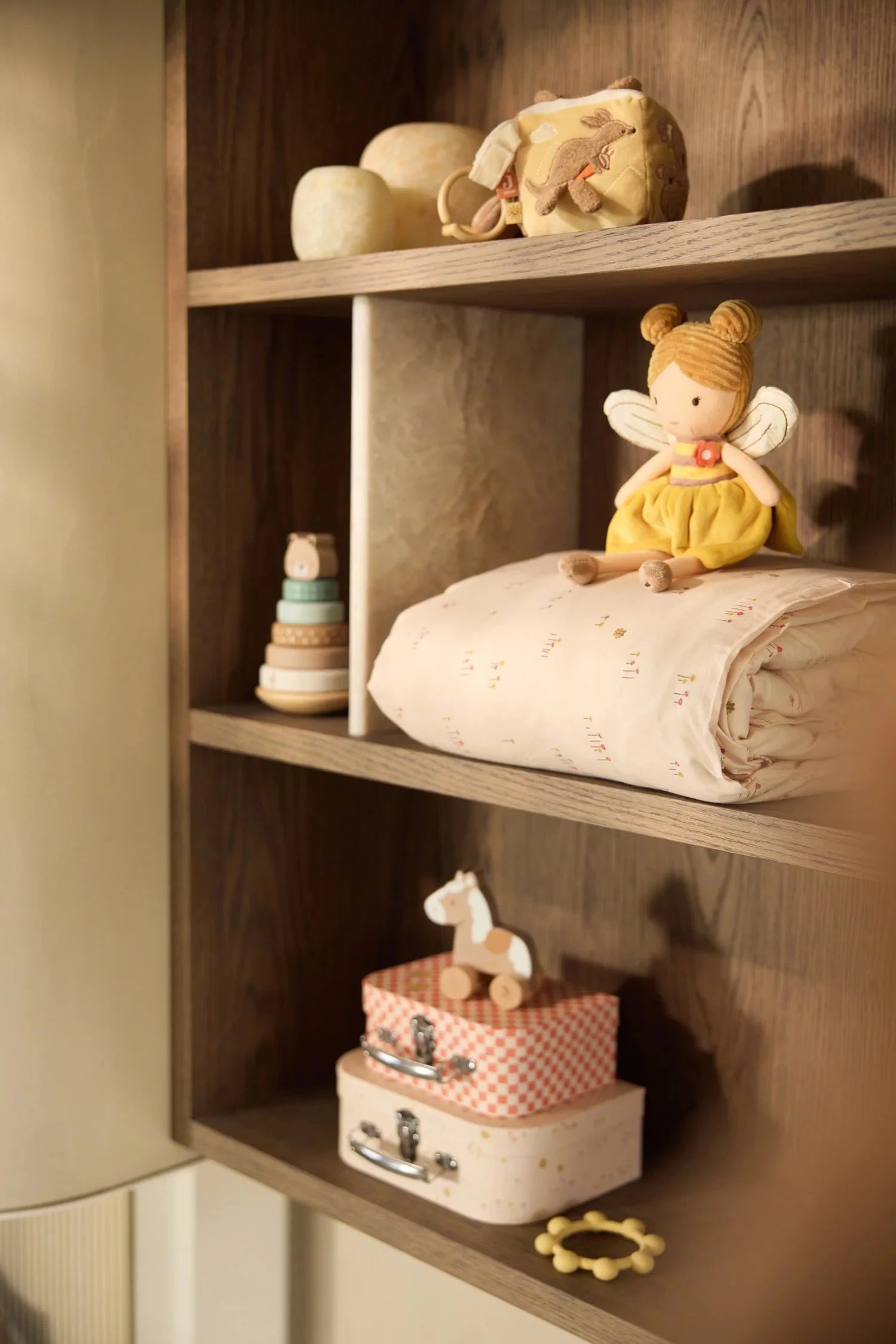 Peluche abeille Bee Lily Jollein en situation