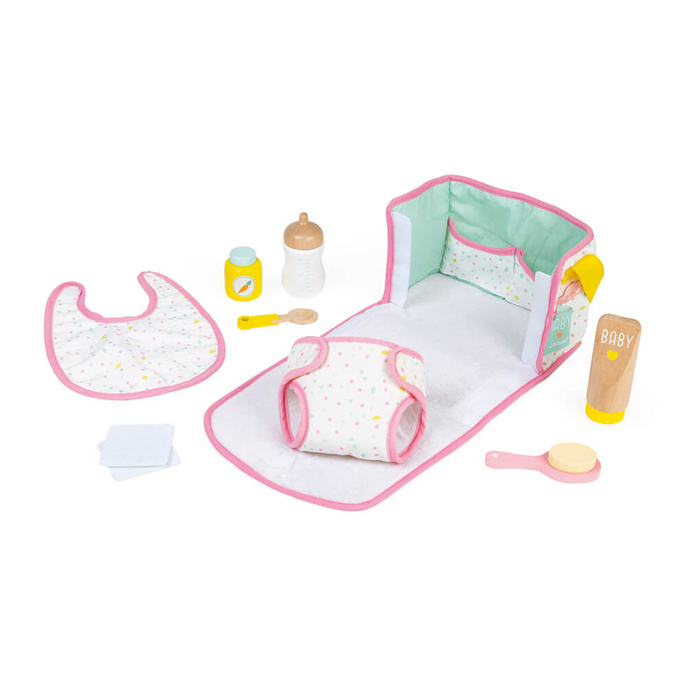 Enfant prenant soin de son poupon avec le sac Nursery Janod