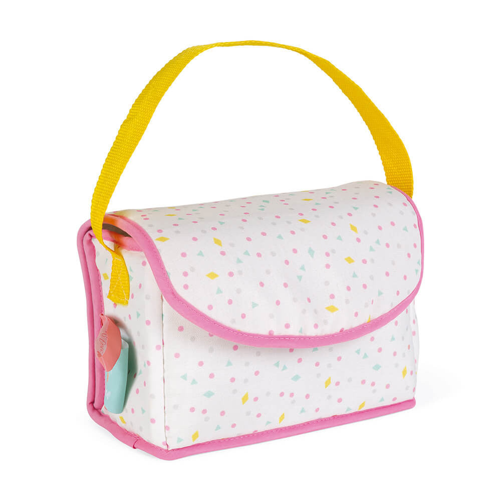 Enfant jouant à changer son poupon avec le sac Nursery Janod