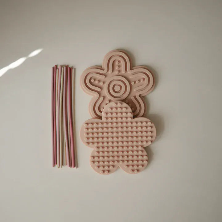 Cordons pastel en silicone de la fleur sensorielle Mushie