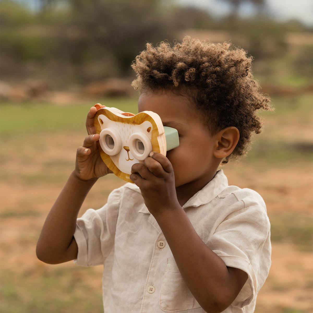 Enfant découvrant une histoire avec la visionneuse Lion