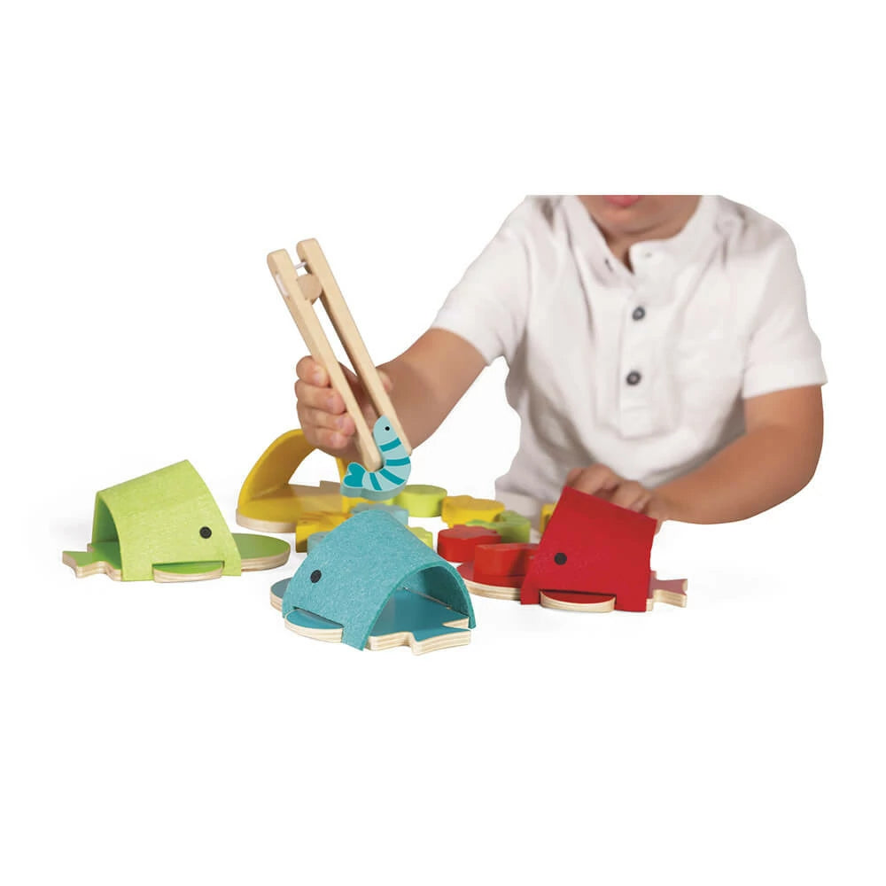 Enfant attrapant un animal marin avec la pince en bois Janod