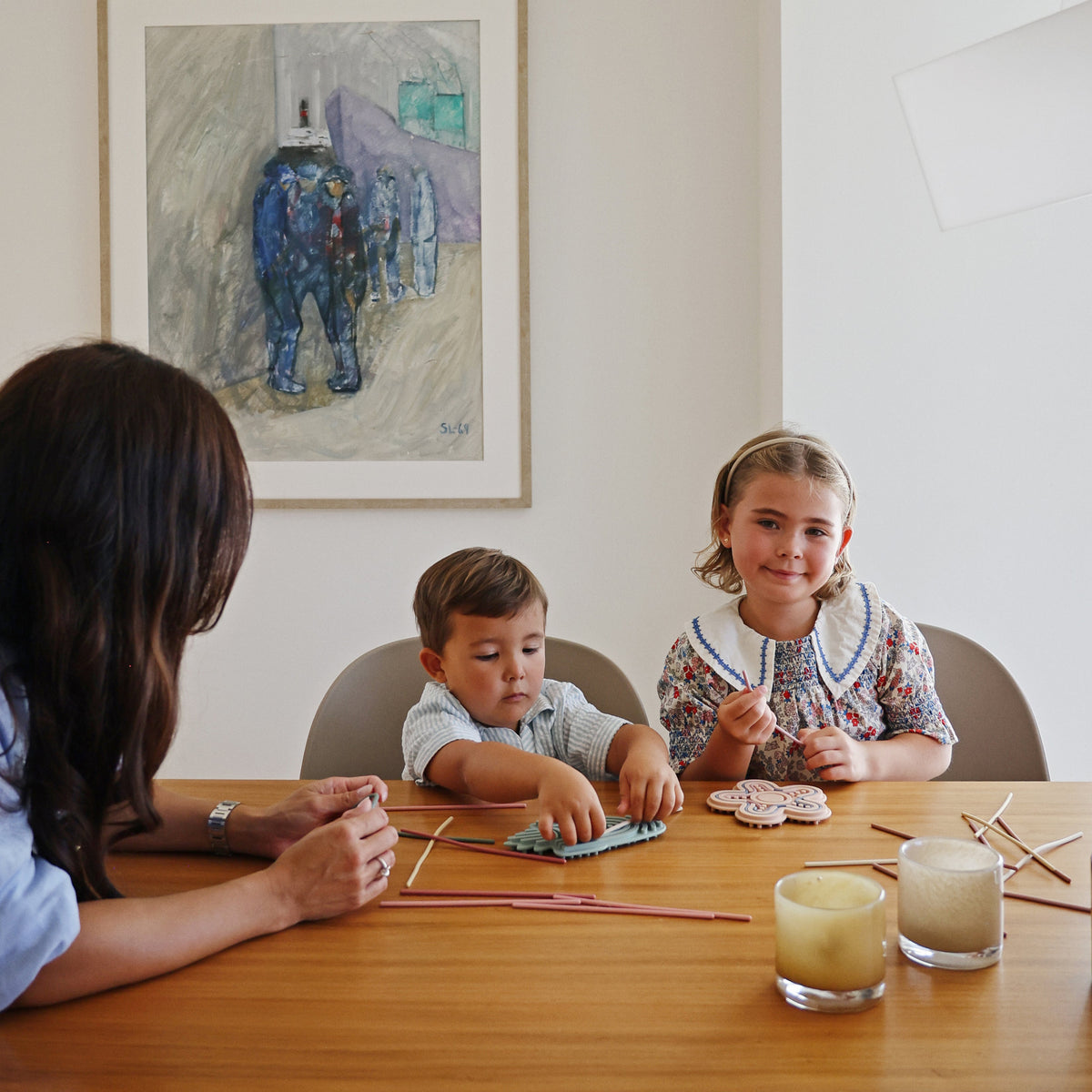 Moment de jeu en famille autour d'un jouet sensoriel Mushie